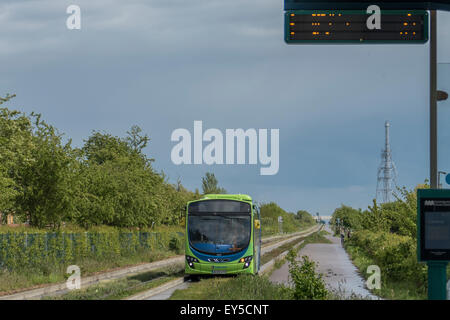 L'Angleterre, Cambridgeshire, Swavesey, guidée Busway Banque D'Images