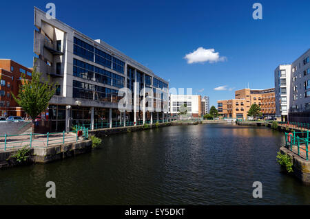 Appartements et bureaux en dehors du bassin Roath, la baie de Cardiff, Pays de Galles, Royaume-Uni. Banque D'Images