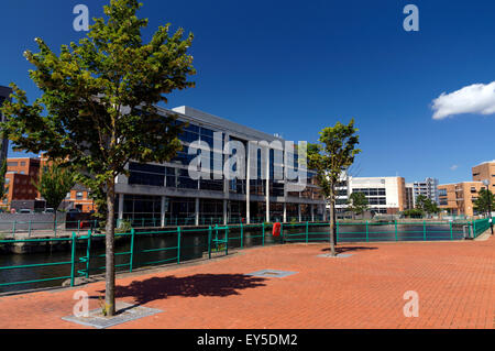 Appartements et bureaux en dehors du bassin Roath, la baie de Cardiff, Pays de Galles, Royaume-Uni. Banque D'Images