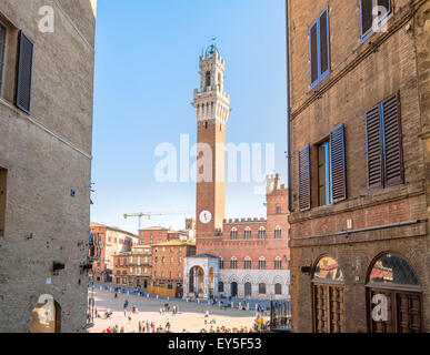 Sienne, ITALIE - Le 26 octobre 2014 : les touristes profiter de la place Piazza del Campo à Sienne, Italie. Banque D'Images