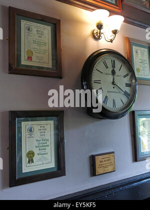 West Riding Pub, Dewsbury Railway Station, West Yorkshire, Angleterre, Royaume-Uni - l'horloge et certificats CAMRA Banque D'Images