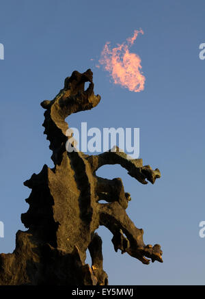 Pologne Cracovie Dragon de feu au-dessous de la colline de Wawel Banque D'Images