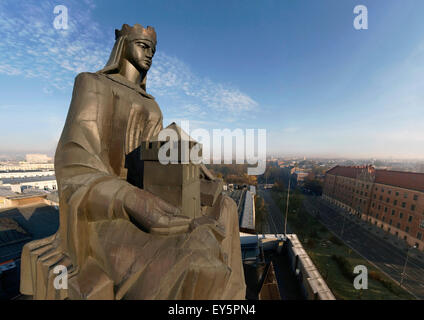 Statue de St Barbara sur le toit de l'Académie des Mines et de la Métallurgie, Construction AGH, Cracovie, Pologne Banque D'Images