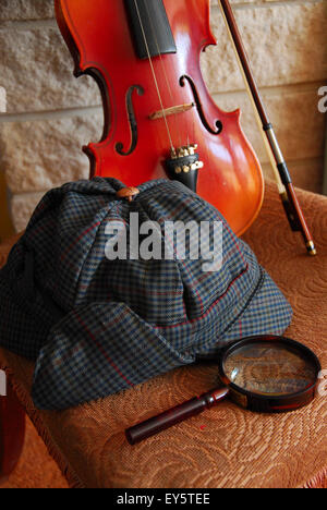 Un chapeau deerstalker, une loupe et un violon définir une herlockian "scène" Banque D'Images