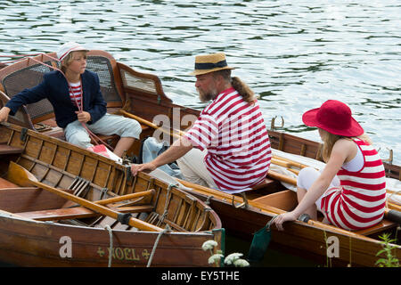 Famille largage dans une vieille barque en bois au Thames Festival de bateaux traditionnels, Henley on Thames, Oxfordshire, Angleterre Banque D'Images