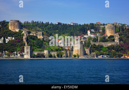 La forteresse Rumeli Hisari () le point le plus étroit du Bosphore, sur la rive européenne d'Istanbul, Turquie. Banque D'Images