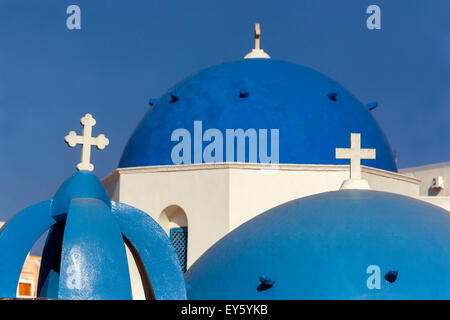 Église orthodoxe grecque dôme bleu dans le village d'Oia, Santorini Oia Grèce personne Banque D'Images