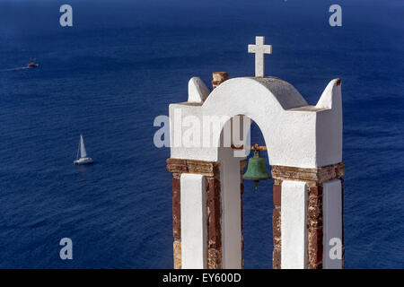 Clocher, Église orthodoxe grecque dans le village d''Oia, Santorini, Cyclades, Grèce, Europe Banque D'Images