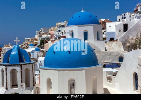 Vue de l'églises aux dômes bleus dans le village d'Oia, Santorini, Cyclades, îles grecques, Grèce, Europe Banque D'Images