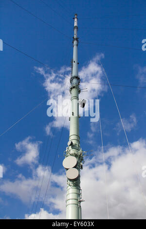 Low angle view of Winter Hill de l'émetteur de télévision mât, Bolton, Lancashire. Banque D'Images