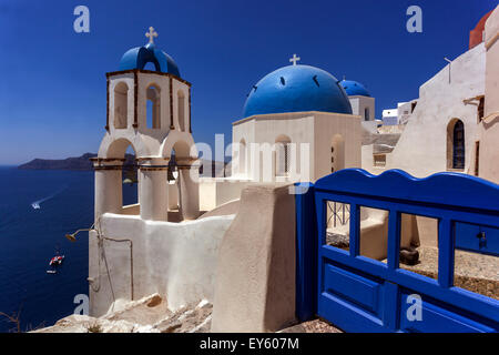 Santorini dôme bleu portes bleues Grèce Oia village sur la falaise Banque D'Images