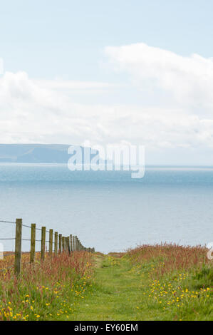 L'île de Hoy dans la distance d'un point à la voie site RSPB Marwick Head, îles Orcades, Ecosse Banque D'Images