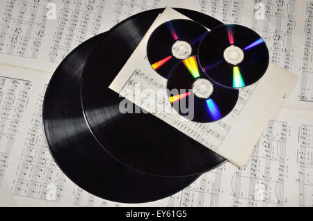 Nouvelle et ancienne génération de médias. Même but. Dusty records LP et brillant des DVD. Banque D'Images