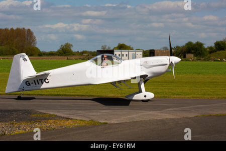 Avions Mundry CAP 232 G-IITC taxiing à Breighton Airfield Banque D'Images