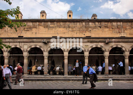 Les citoyens de Kayseri en effectuant les ablutions, rituel musulman typique de purification, avant d'entrer dans la mosquée d'Ulu. La Turquie Banque D'Images