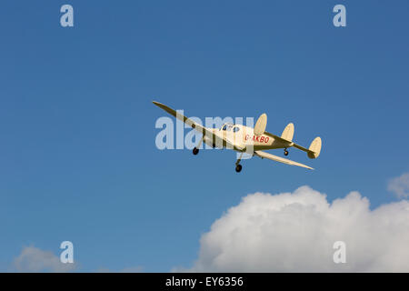 Miles M38 Messenger 2A G-AKBO en vol après le décollage de Breighton Airfield Banque D'Images