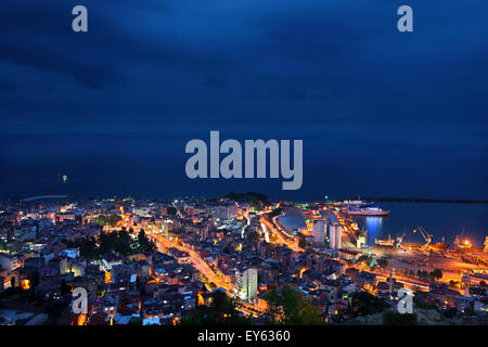 Vue de nuit sur la ville de Trabzon, dans la région de la mer Noire. Photo prise de la colline Boztepe. Banque D'Images