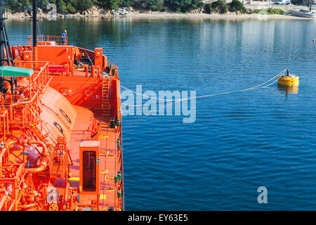 Gaz de Pétrole Liquéfié rouge n Opérations d'amarrage dans le port d'Ajaccio, Corse, France Banque D'Images