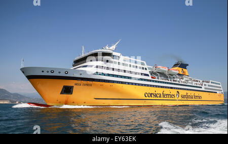 Ajaccio, France - 30 juin 2015 : Le Méga Express ferry, big yellow navire à passagers exploités par Corsica Ferries Sardinia Ferries Banque D'Images