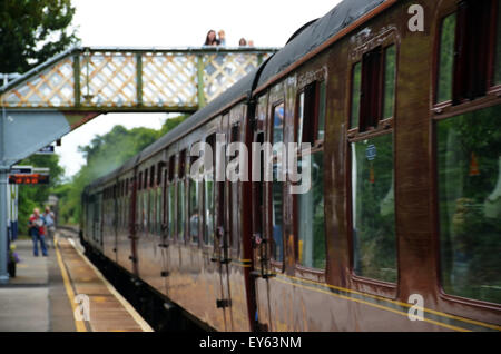 Weymouth, Royaume-Uni. 22 juillet, 2015. Le train à vapeur de Tangmere arrivent à Weymouth, Dorset, UK aujourd'hui 22 juillet 2015, à 13.45. C'est la première des trains à vapeur qui sera arriver cet été. Le Tangmere est l'une des plus aimées stean trains - une bataille d'angleterre class locomotive. Il a été achevé en 1947 à Brighton fonctionne et le nom d'un aérodrome militaire dans le Sussex. Son utilisation a été pour l'ensemble de la Southern Railway. Credit : Grahame Howard/Alamy Live News Banque D'Images