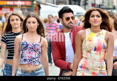 London, Piccadilly Circus. Simar Gill et Mahi Gill tournage des scènes Jimmy Sheirgill hareek du Punjabi film 'S', 21 juillet 2015 Banque D'Images