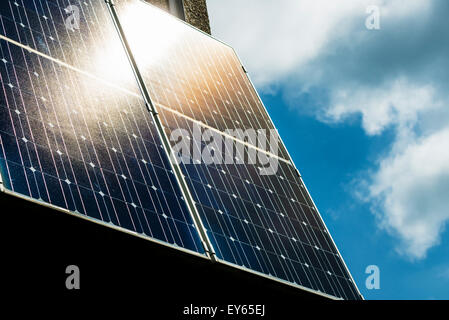 La lumière solaire réfléchie sur les panneaux solaires Banque D'Images