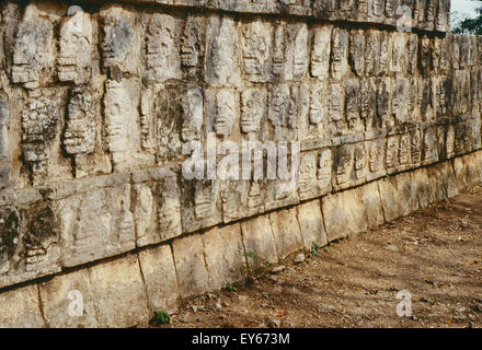 Tzompantli, ou Plate-forme du crâne (Plataforma de los Cráneos), Chitzen Itza, Yucatan, Mexique Banque D'Images