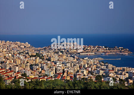 Vue panoramique de la ville de Kavala, Macédoine, Grèce. Vous pouvez voir son port et le château au-dessus de la partie ancienne de la ville. Banque D'Images