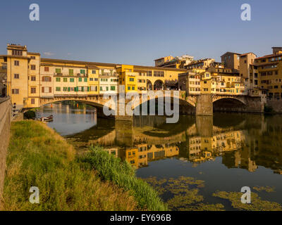 Le Ponte Vecchio et l'Arno. Florence, Italie. Banque D'Images