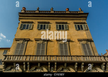 Extérieur d'un bâtiment florentin traditionnel situé le long de la rive nord de la rivière Arno. Florence. Italie. Banque D'Images