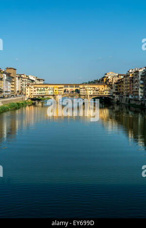 Ponte Vecchio et la rivière Arno vus du Ponte Santa Trinita. Florence, Italie. Banque D'Images