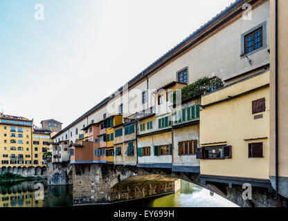Vue arrière des bâtiments du Ponte Vecchio traversant l'Arno. Florence, Italie. Banque D'Images