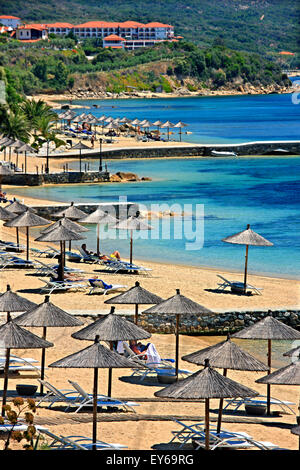 Plage organisée, entre Trinidad & Trypiti, ('Halkidiki Chalkidiki'), la Macédoine, la Grèce. Banque D'Images