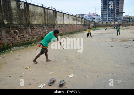 Dhaka, Bangladesh. 22 juillet, 2015. Un groupe d'enfants des bidonvilles du Bangladesh sont à jouer au cricket à côté des taudis Agargaon à Dhaka, Bangladesh. Le 22 juillet 2015 enfants des bidonvilles du Bangladesh à Agargaon slum à Dhaka. Plus de la moitié de la population des bidonvilles de la ville sont des enfants. Les difficultés qu'ils rencontrent sur une base quotidienne qui comprend la faim, le manque d'accès à l'eau potable, soins de santé, le manque d'éducation et de protection. Mamunur Rashid/crédit : Alamy Live News Banque D'Images