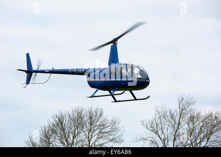 Robinson R44 Raven II G-GJAZ l'atterrissage à Breighton Airfield Banque D'Images