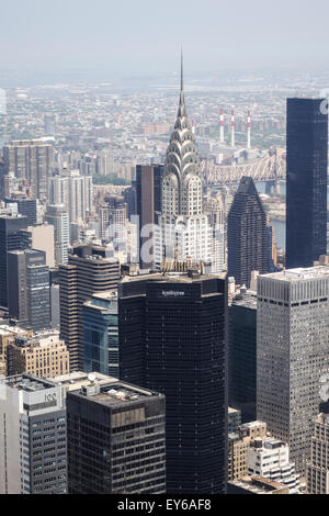 Vue aérienne de Manhattan de l'Empire State Building avec Chrysler Building et des reines en arrière-plan, New York City, USA Banque D'Images