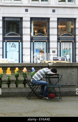 Jeune homme dormir à l'heure du déjeuner en face de New York Public Library, NYPL, New York, Manhattan, USA Banque D'Images