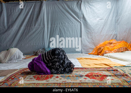 Calais, France. 22 juillet, 2015. Les gens de prier dans l'église tous les jours, mais le service principal ici est le dimanche (crédit Image : © Grant Vélaire via fil Zuma Zuma) Crédit : Press, Inc./Alamy Live News Banque D'Images