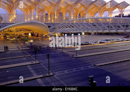 Par Santiagio oriente gare Calatrava au crépuscule, La Gare do Oriente au crépuscule. Parque das Nações de Lisbonne, Portugal Banque D'Images