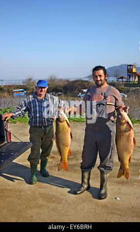 Des pêcheurs à l'petit port de Kerkini village, le lac Kerkini, Serres, Macédoine, Grèce Banque D'Images