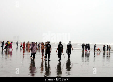 Les résidents de Karachi se rassemblent à Clifton Beach par beau temps après les fortes pluies diluviennes de l'été saison tandis que des fonctionnaires de police en patrouille sur la plage qu'une interdiction de baignade en mer a été imposer par le gouvernement pour sauver la vie des citoyens, à Karachi le mercredi, Juillet 22, 2015. Banque D'Images