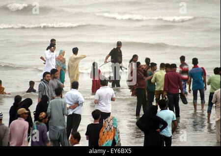 Les résidents de Karachi se rassemblent à Clifton Beach par beau temps après les fortes pluies diluviennes de l'été saison tandis que des fonctionnaires de police en patrouille sur la plage qu'une interdiction de baignade en mer a été imposer par le gouvernement pour sauver la vie des citoyens, à Karachi le mercredi, Juillet 22, 2015. Banque D'Images