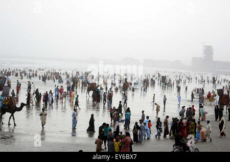 Les résidents de Karachi se rassemblent à Clifton Beach par beau temps après les fortes pluies diluviennes de l'été saison tandis que des fonctionnaires de police en patrouille sur la plage qu'une interdiction de baignade en mer a été imposer par le gouvernement pour sauver la vie des citoyens, à Karachi le mercredi, Juillet 22, 2015. Banque D'Images