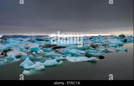 Sombres nuages sur un glacier en Islande lagon Banque D'Images