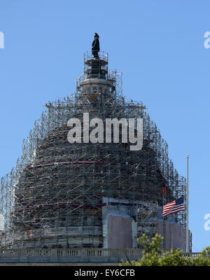 Washington, DC, USA. 21 juillet, 2015. Un drapeau national des États-Unis vole à moitié-le personnel de la Capitole à Washington, DC, le 21 juillet 2015. Le président américain Barack Obama a ordonné mardi que les drapeaux seront mis en personnel à immeubles fédéraux partout au pays jusqu'au 25 juillet pour honorer le service militaire membres tués la semaine dernière à Chattanooga, Tennessee. Credit : Yin Bogu/Xinhua/Alamy Live News Banque D'Images