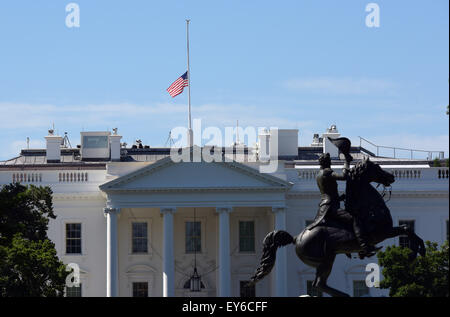 Washington, DC, USA. 21 juillet, 2015. Un drapeau national des États-Unis vole à moitié-le personnel de la Maison Blanche à Washington, DC, le 21 juillet 2015. Le président américain Barack Obama a ordonné mardi que les drapeaux seront mis en personnel à immeubles fédéraux partout au pays jusqu'au 25 juillet pour honorer le service militaire membres tués la semaine dernière à Chattanooga, Tennessee. Credit : Yin Bogu/Xinhua/Alamy Live News Banque D'Images
