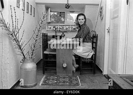 Deutsche Schauspielerin und Synchronsprecherin Ingrid van Bergen, Deutschland 1960 er Jahre. Actrice et comédienne de doublage allemand Ingrid van Bergen, Allemagne 1960. 24x36Neg446 Banque D'Images