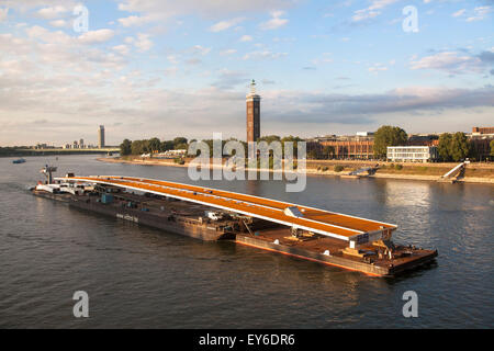 L'Europe, l'Allemagne, en Rhénanie du Nord-Westphalie, Cologne, les 230 mètres de long de la Walvis cargo Sarens Group sur le Rhin. Je Banque D'Images