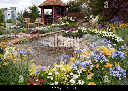 22 juillet 2015, les membres de l'ERS de la 17e journée RHS Flower Show Festival à Tatton Park, une célébration des meilleurs de jardinage avec une atmosphère de carnaval. Une magnifique journée, et pas seulement pour les amateurs de plantes, mais pour les amis et la famille aussi. Le spectacle est composé de trois "zones", chacun ayant son propre thème et saveur. Le "grandir" zone est un paradis pour les amoureux de plantes avec tant de choses à voir et à faire. Entourez-vous de la beauté dans le magnifique chapiteau floral et animé Village de plantes ; obtenir les meilleurs conseils d'experts sur l'ers l'empotage des bancs. Credit : Cernan Elias/Alamy Live News Banque D'Images