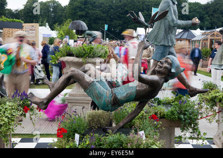 Peter Pan au 17e congrès annuel de la RHS Flower Show atTatton Park Festival est une célébration des meilleurs de jardinage avec une atmosphère de carnaval. Une magnifique journée, et pas seulement pour les amateurs de plantes, mais pour les amis et la famille aussi. Le spectacle est composé de trois "zones", chacun ayant son propre thème et saveur. Le "grandir" zone est un paradis pour les amoureux de plantes avec tant de choses à voir et à faire. Entourez-vous de la beauté dans le magnifique chapiteau floral et animé Village de plantes ; obtenir les meilleurs conseils d'experts sur l'ers l'empotage des bancs. Credit : Cernan Elias/Alamy Live News Banque D'Images